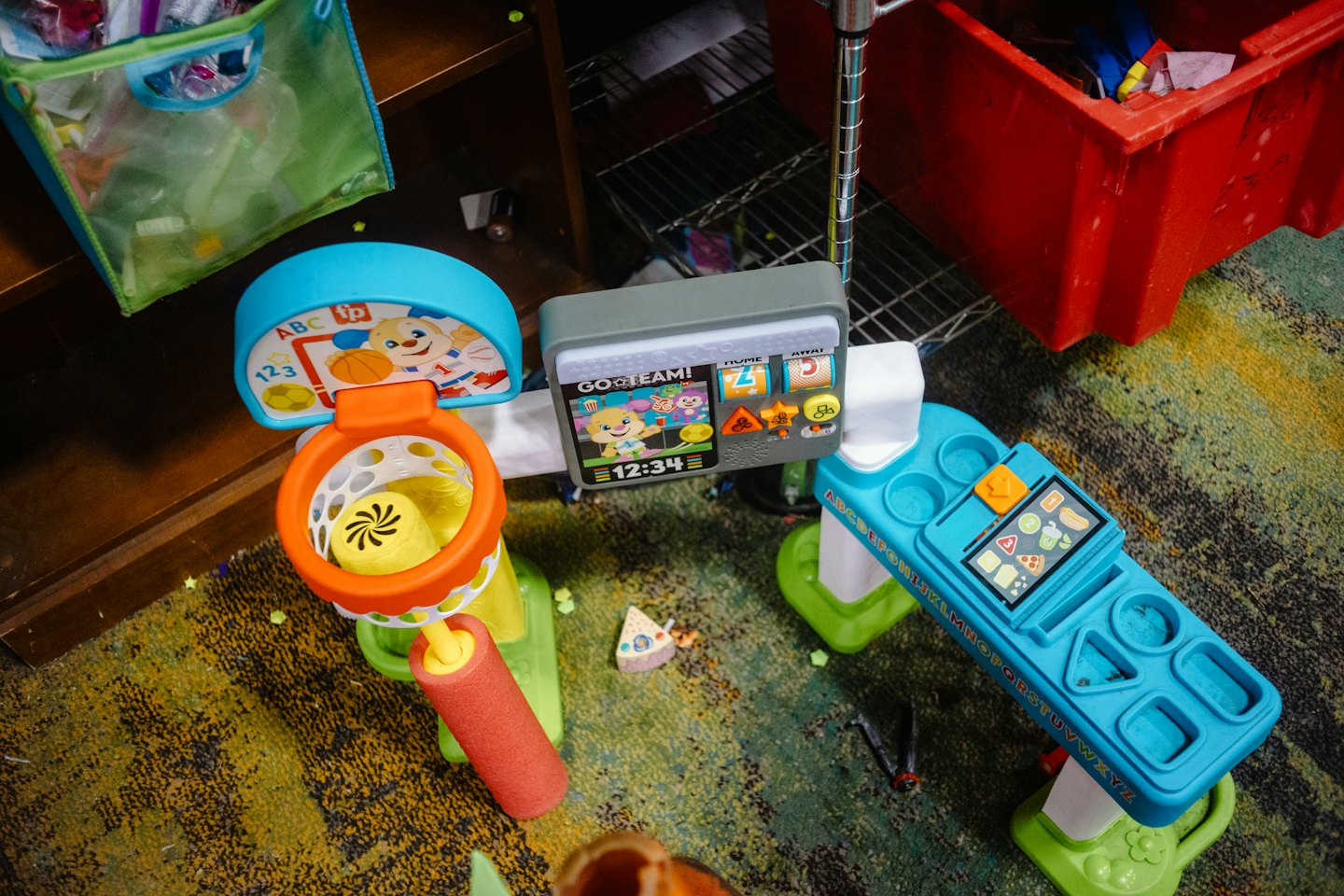 Juguetes educativos infantiles sobre una alfombra estampada en interiores.