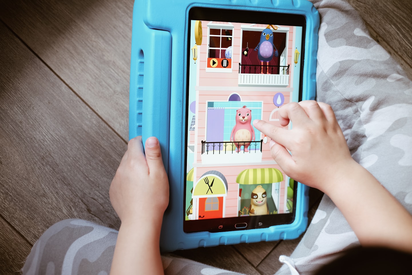 Niño jugando un juego educativo de animales en una tableta.